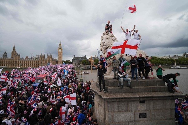 Anti-immigrant protest organized by right-wing activists in London turns violent more than 1 lakh people joined Protests were against Islam