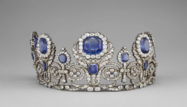 Precious jewels stolen from the Louvre Museum in France